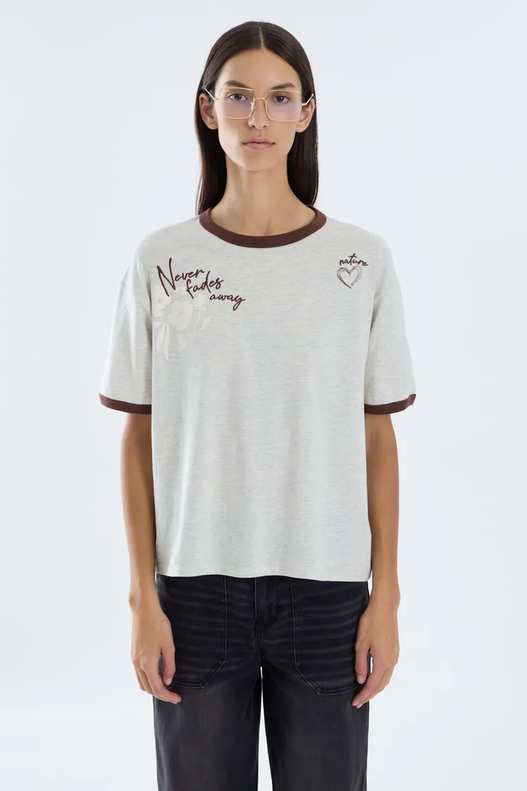 Remera de manga corta con cuello redondo, estampa y bordado decorativo frontal de Portsaid en Remeras para argentina