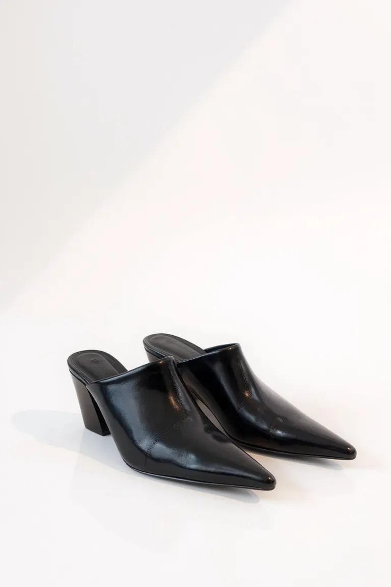 Zuecos de cuero negro con taco foliado, interior de cuero y plantilla confortable de Maria Cher en Zuecos Planos para argentina