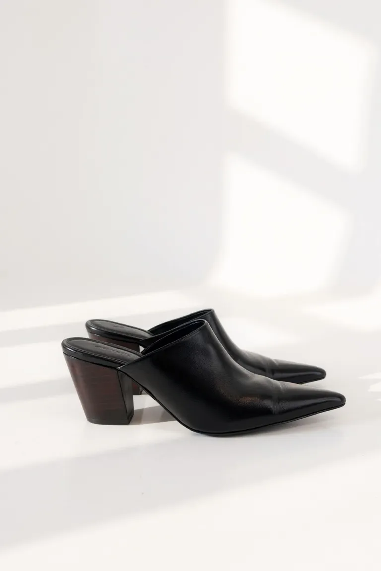 Zuecos de cuero negro con taco foliado, interior de cuero y plantilla confortable de Maria Cher en Zuecos Planos para argentina