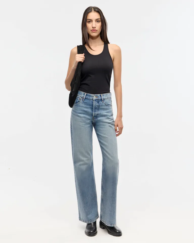 Pantalones flare de tiro medio en azul lavado con cintura ceñida y piernas amplias de Ay Not Dead en Pantalones para argentina