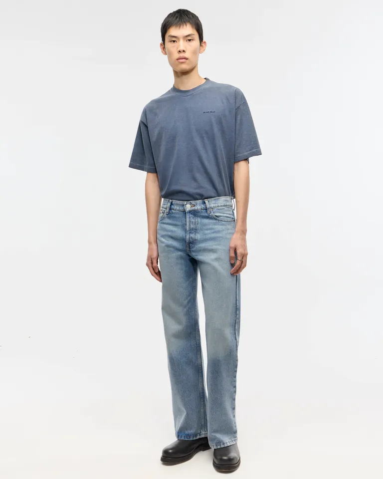 Pantalones flare de tiro medio en azul lavado con cintura ceñida y piernas amplias de Ay Not Dead en Pantalones para argentina