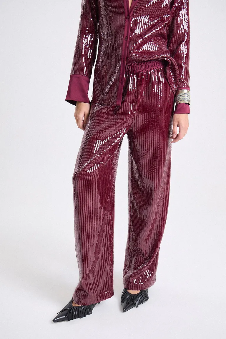 Pantalón de tiro medio con corte recto y detalle de brillo en toda la superficie de Maria Cher en Pantalones para argentina