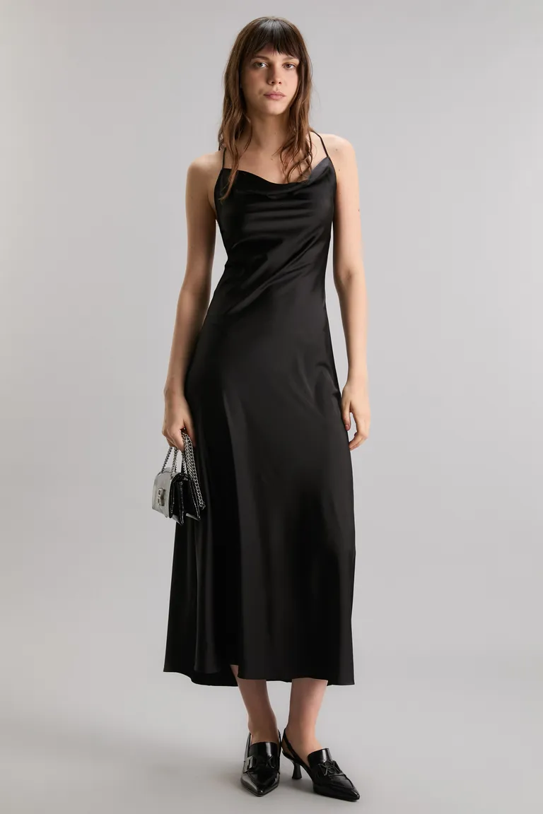 Vestido negro maxi de satén con detalles en espalda de Kosiuko en Vestidos para argentina