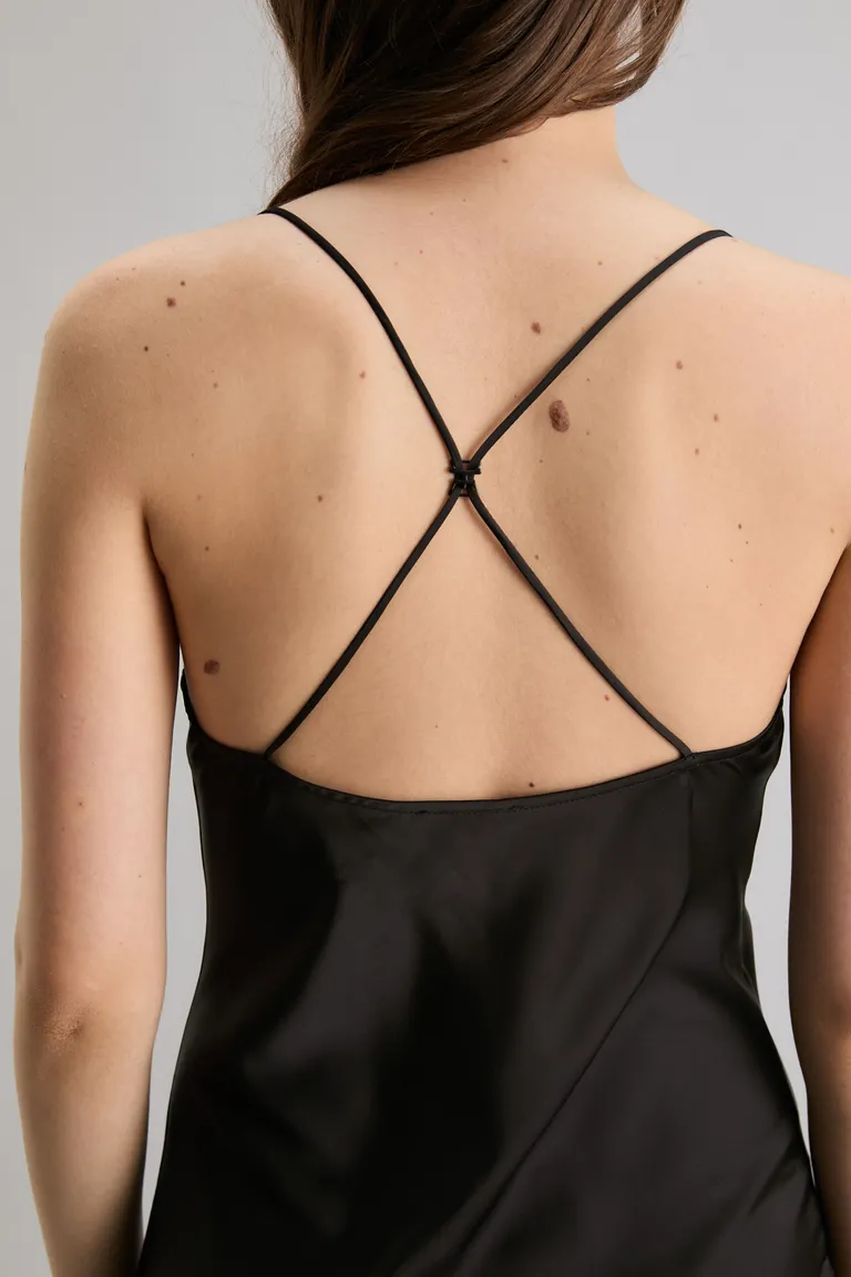 Vestido negro maxi de satén con detalles en espalda de Kosiuko en Vestidos para argentina