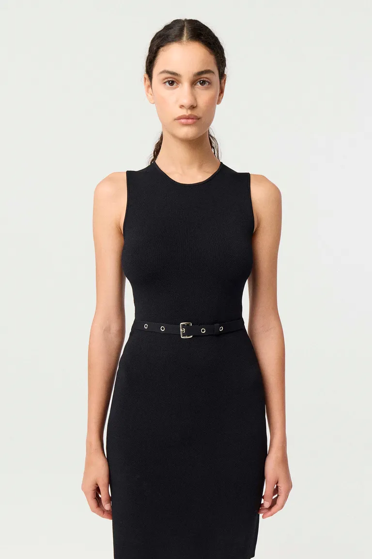 Vestido corto de tejido al cuerpo sin mangas con cinturón y hebilla metálica de Markova en Vestidos para argentina