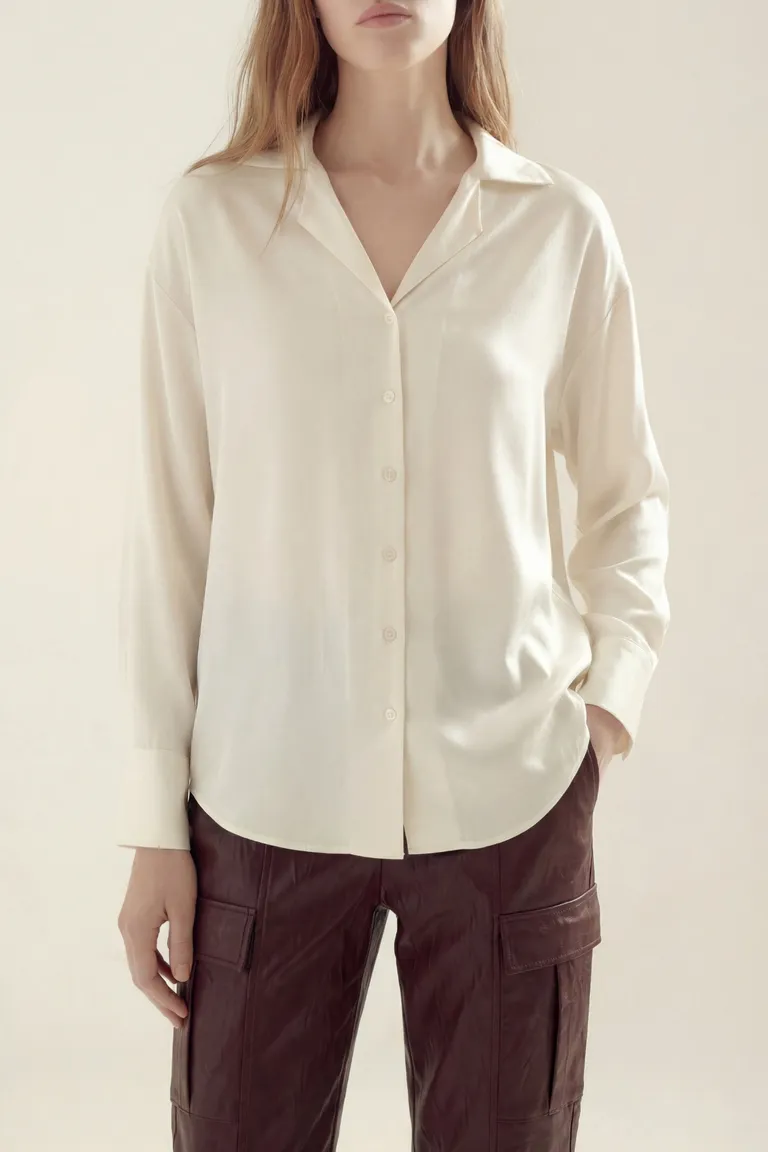 Camisa de corte clásico con cuello camisero, mangas largas y abotonadura frontal de Akiabara en Camisas para argentina