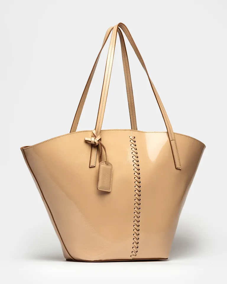 Cartera de cuero tipo tote con costuras verticales y diseño artesanal de Prüne en Bolsos y Carteras para argentina