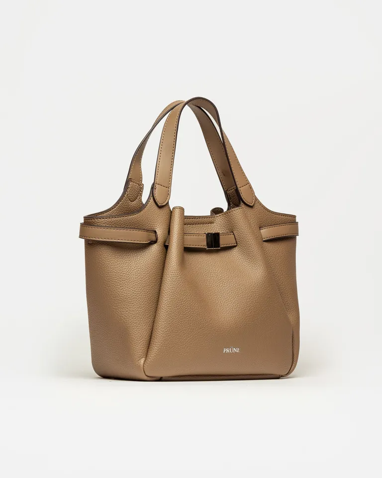 Cartera de mano con manijas dobles y detalle de cinturón con hebilla frontal y cierre magnético de Prüne en Bolsos y Carteras para argentina