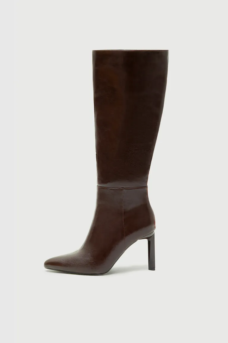 Botas de caña alta con puntera afinada y taco de altura media de Markova en Botas y Botinetas para argentina