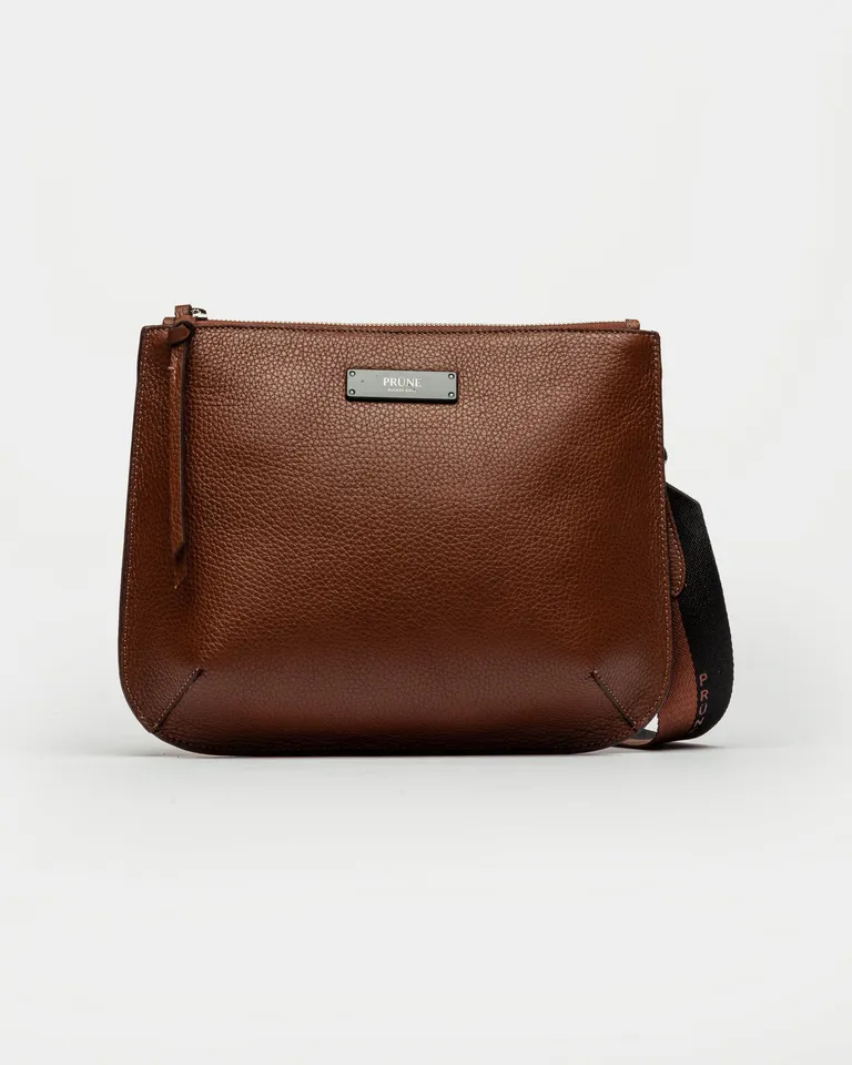 Bandolera de cuero graneado en tonos marrones, perfecta para llevar todo lo necesario con estilo de Prüne en Bolsos y Carteras para argentina