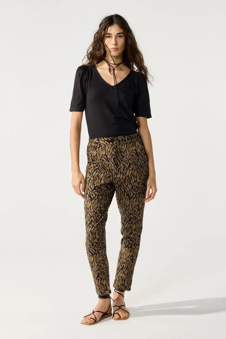Pantalón recto en estampado animal print con elástico en la espalda de Cuesta Blanca en Pantalones para argentina