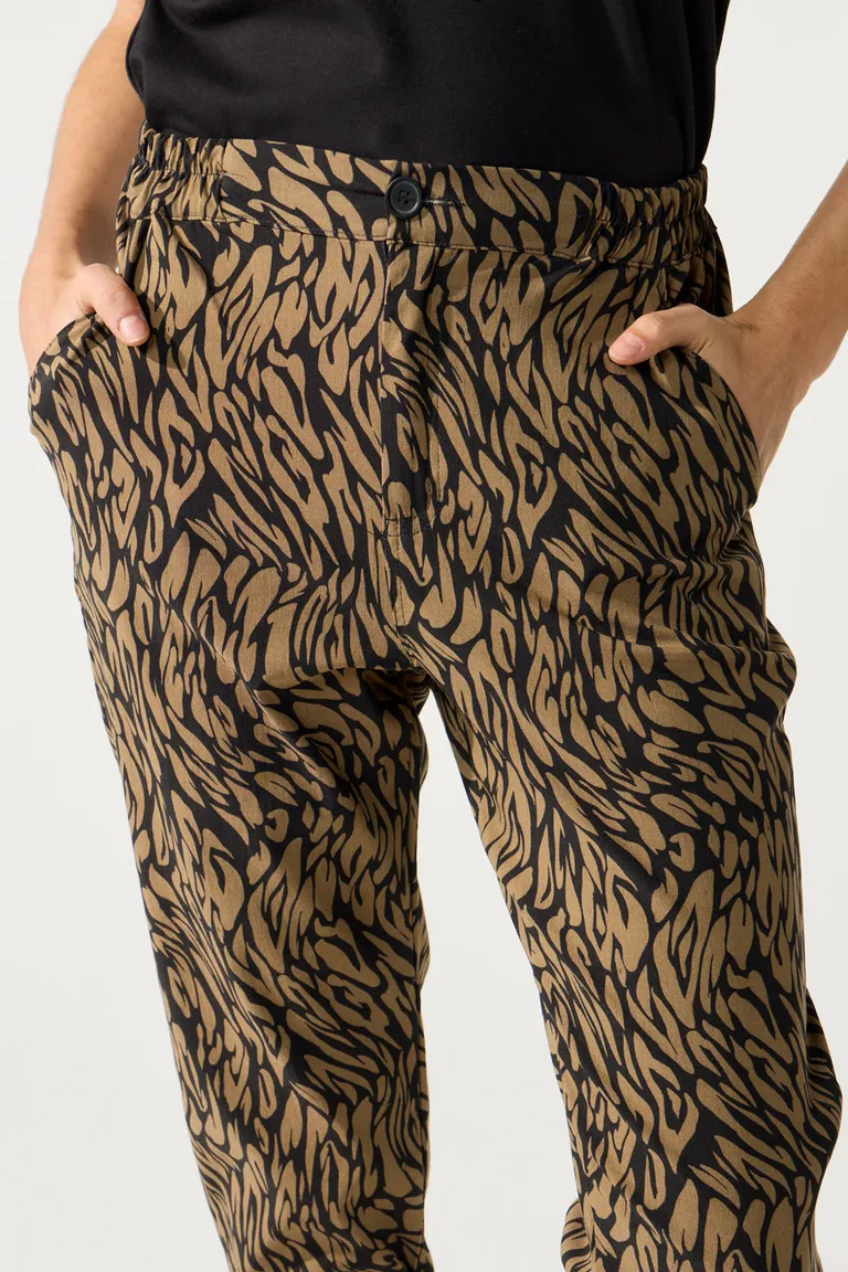Pantalón recto en estampado animal print con elástico en la espalda de Cuesta Blanca en Pantalones para argentina