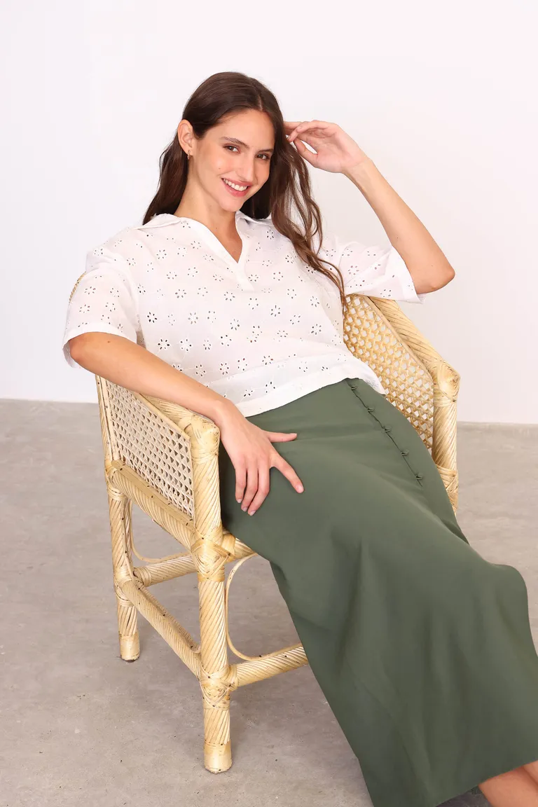 Blusa de broderie blanca con cuello camisero de Yagmour en Blusas para argentina