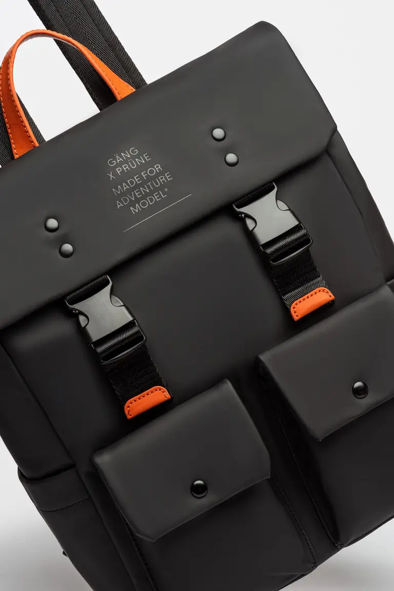 Mochila negra de gran capacidad y múltiples bolsillos para explorar la naturaleza de Prüne en Mochilas para argentina