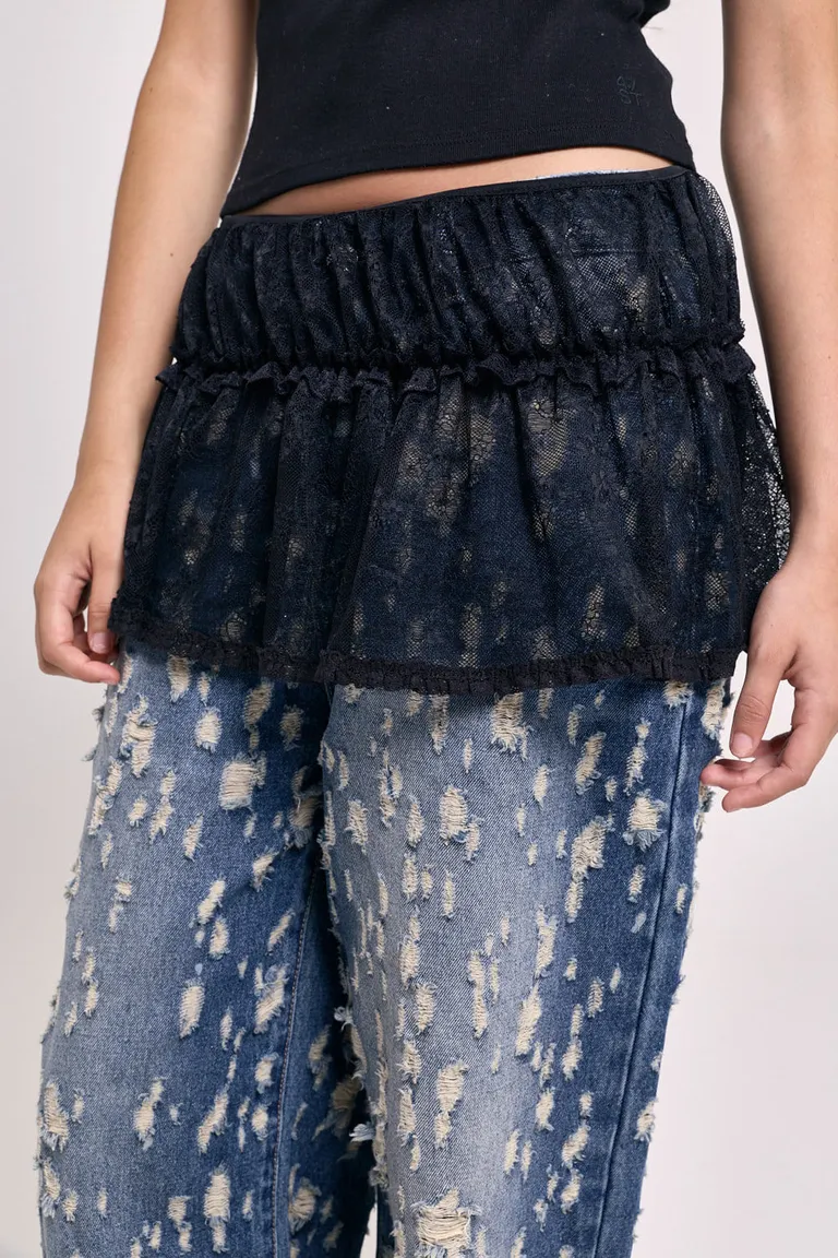 Sobrefalda corta de encaje con frunce lateral y terminación de puntilla para layering de 47 Street en Faldas para argentina