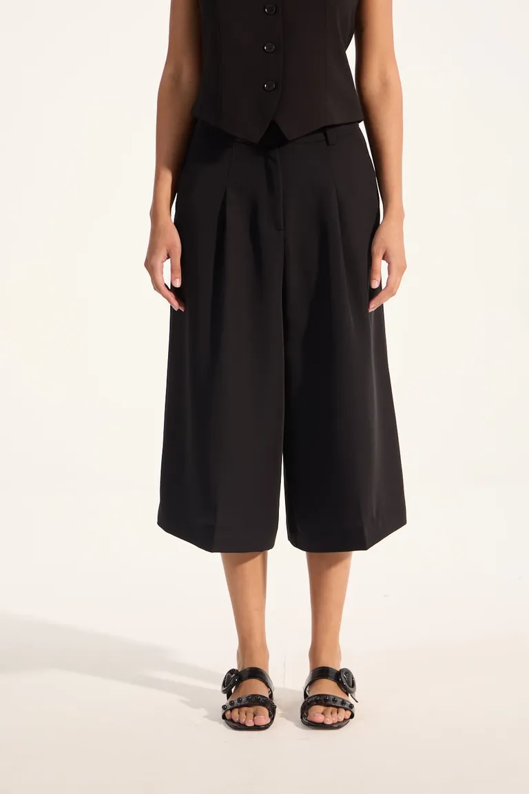 Bermuda sastre de pierna ancha con pinzas y bolsillos laterales de Portsaid en Pantalones para argentina