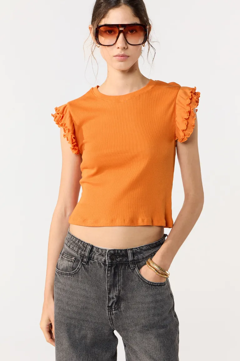 Remera naranja de algodón con escote redondo y volados en las sisas de Cuesta Blanca en Remeras para argentina
