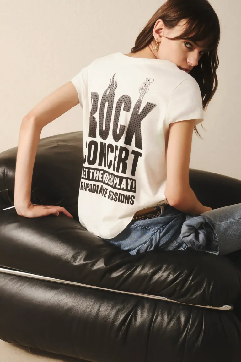 Remera de algodón con estampa gráfica en la espalda para un look casual y moderno de Rapsodia en Remeras para argentina