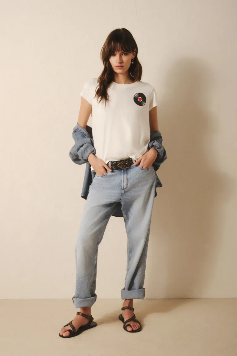 Remera de algodón con estampa gráfica en la espalda para un look casual y moderno de Rapsodia en Remeras para argentina