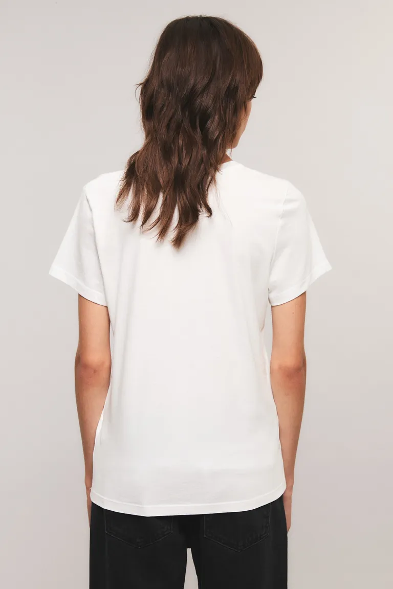 Remera de corte regular con cuello redondo mangas cortas y estampa frontal distintiva de Kosiuko en Remeras para argentina