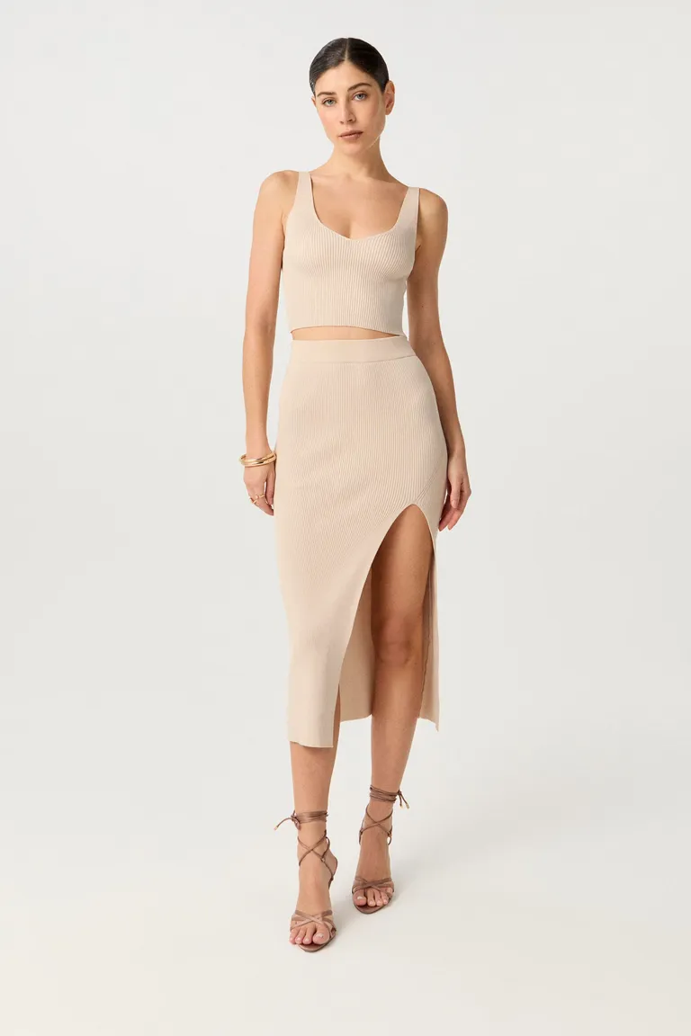 Falda beige con tajo en el delantero, de largo por debajo de las rodillas y diseño anatómico de Markova en Faldas para argentina