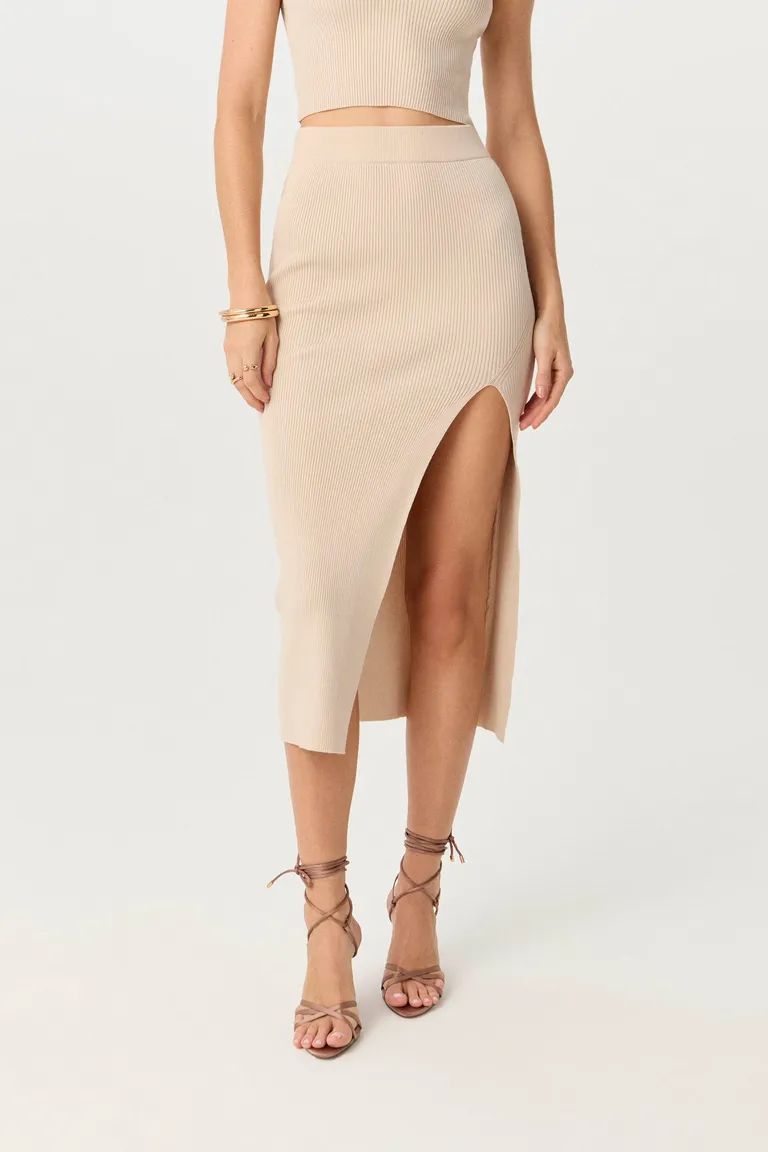 Falda beige con tajo en el delantero, de largo por debajo de las rodillas y diseño anatómico de Markova en Faldas para argentina