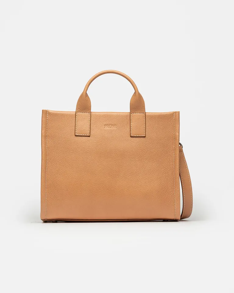 Cartera de mano de cuero liso en color marrón, práctica y moderna de Prüne en Bolsos y Carteras para argentina