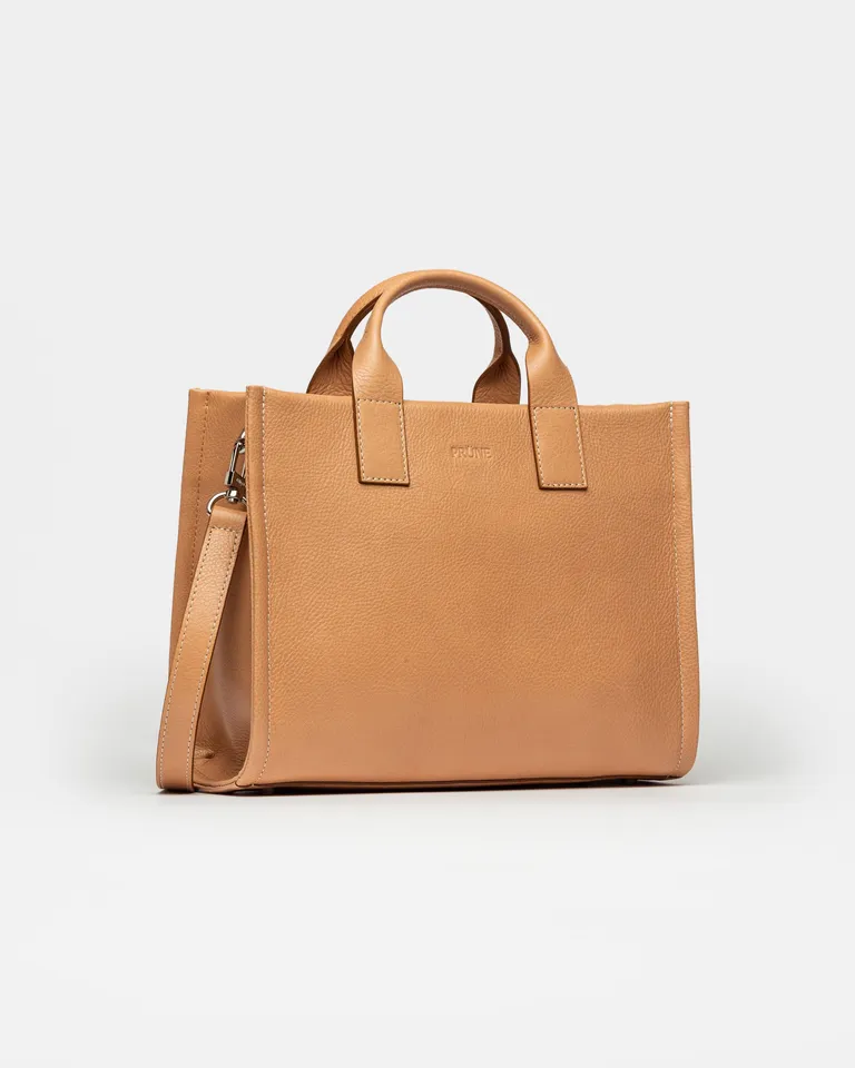 Cartera de mano de cuero liso en color marrón, práctica y moderna de Prüne en Bolsos y Carteras para argentina