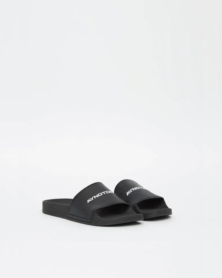 Ojotas monocromáticas de goma con suela antideslizante y logo de marca de Ay Not Dead en Ojotas para argentina