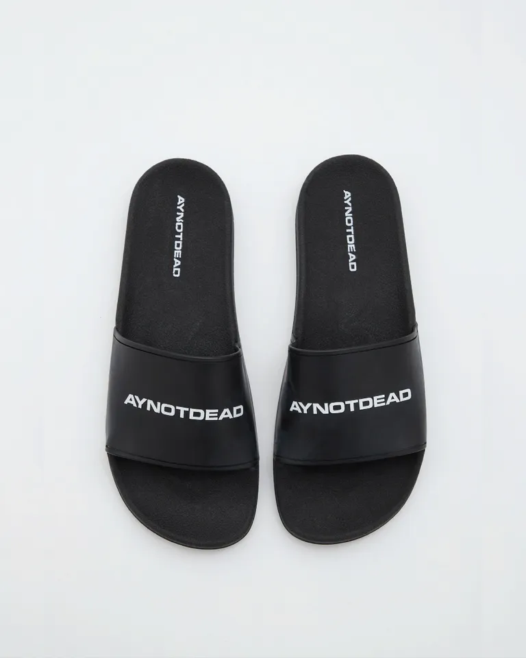 Ojotas monocromáticas de goma con suela antideslizante y logo de marca de Ay Not Dead en Ojotas para argentina