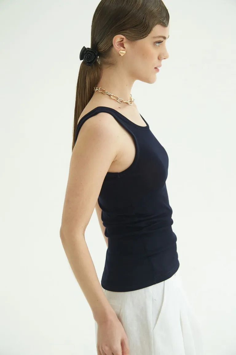 Musculosa negra elástica con escote redondo y diseño ajustado al cuerpo de Las Pepas en Tops para argentina