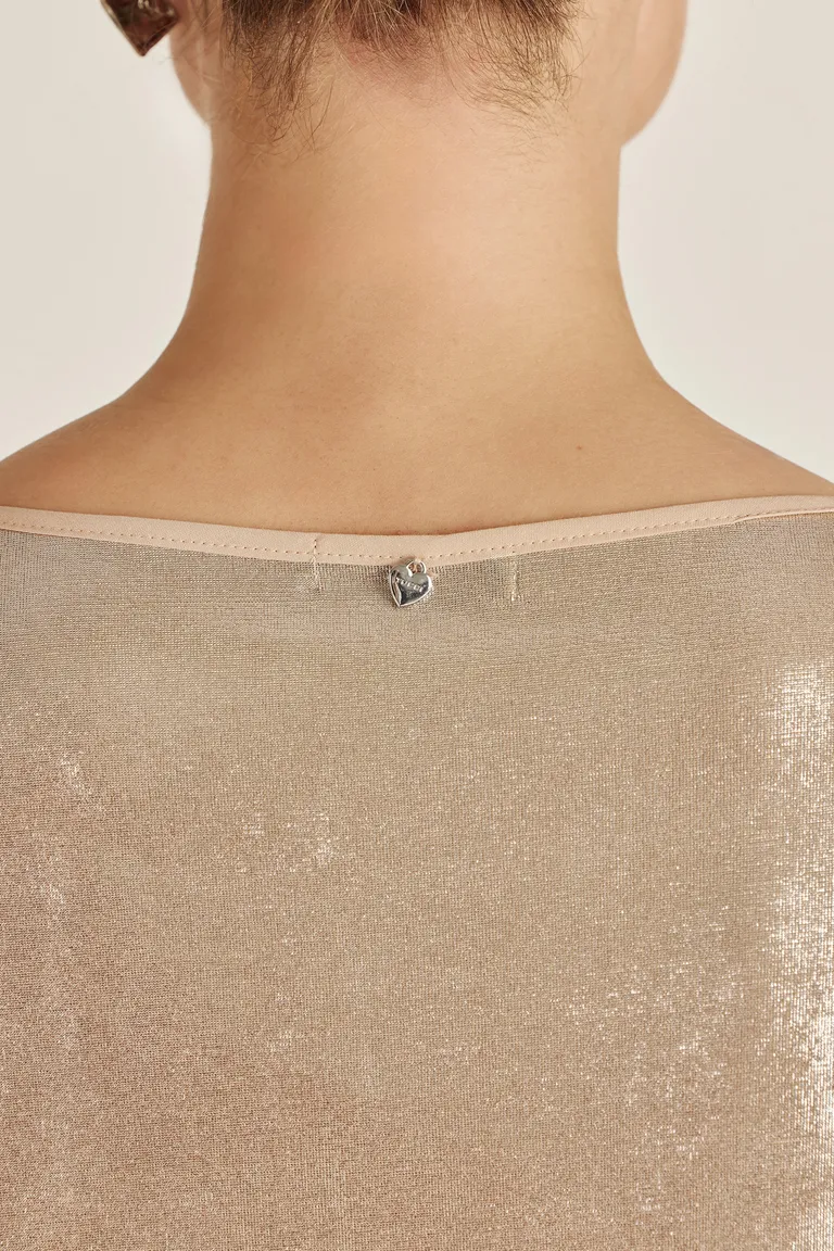 Top de género satinado con detalles en punto con efecto foil en la espalda de Tucci en Tops para argentina