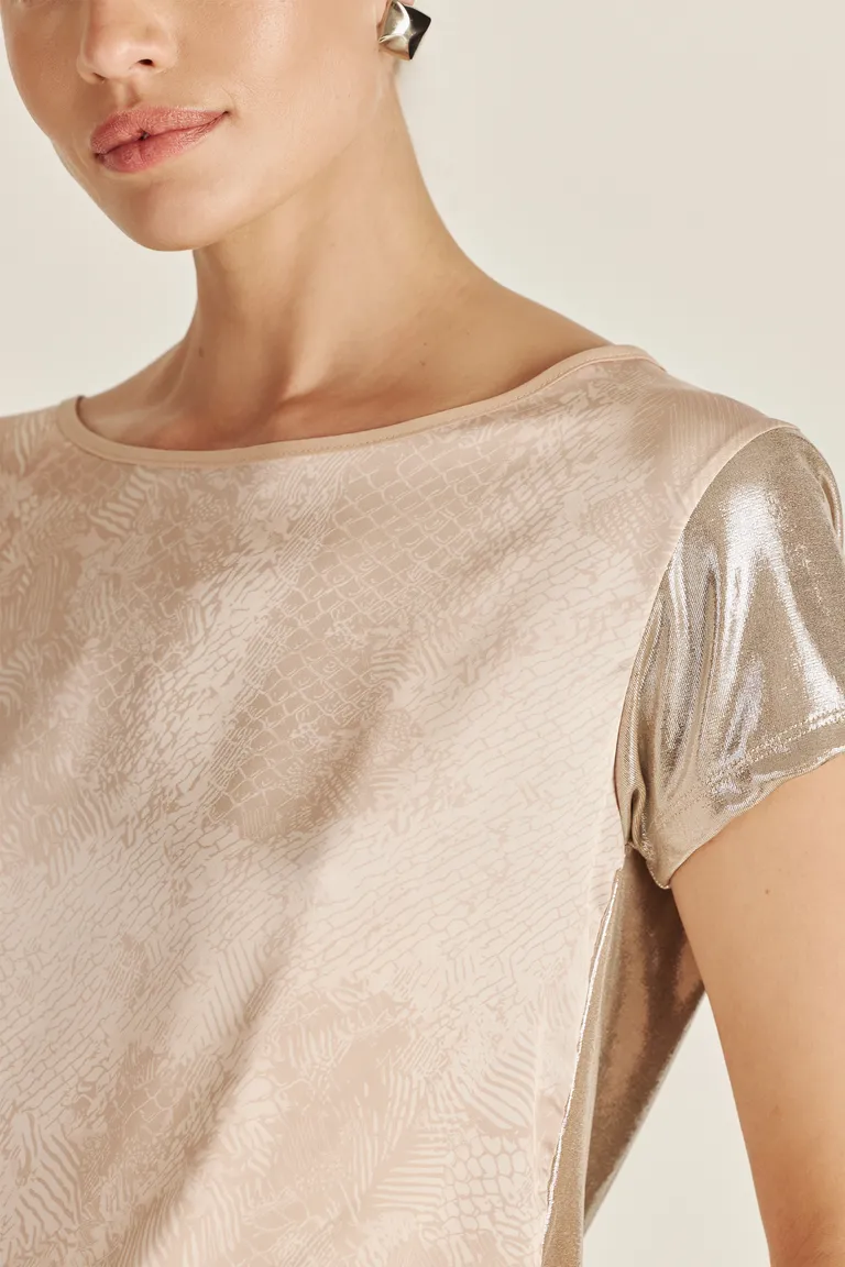 Top de género satinado con detalles en punto con efecto foil en la espalda de Tucci en Tops para argentina