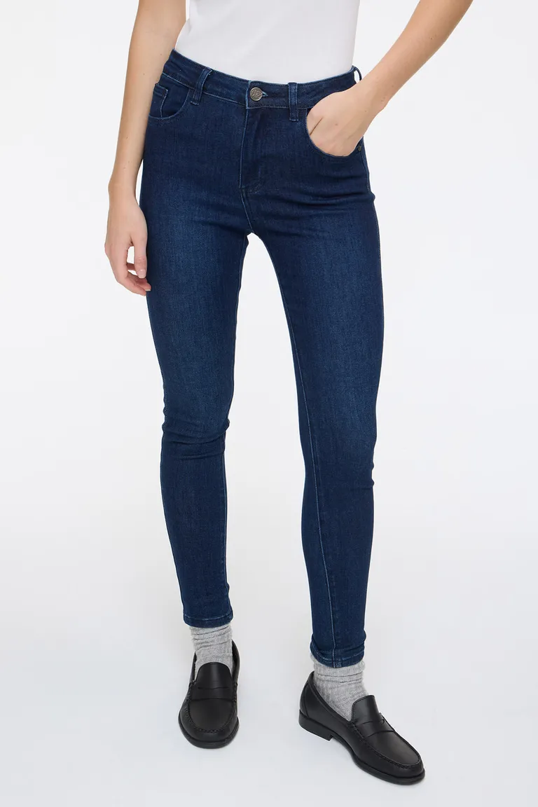 Pantalón de jean ajustado con tiro medio y cinco bolsillos de Cuesta Blanca en Pantalones para argentina