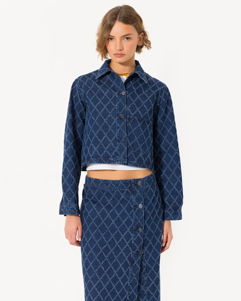 Camisa cropped de denim con diseño de rombos desgastados y textura única de Jazmin Chebar en Camisas para argentina