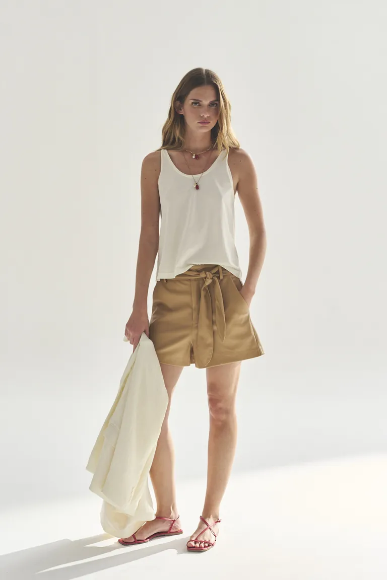 Musculosa blanca elegante y versátil para mujer de Akiabara en Tops para argentina