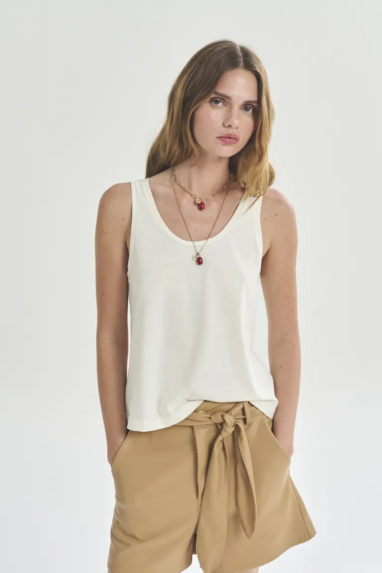 Musculosa blanca elegante y versátil para mujer de Akiabara en Tops para argentina