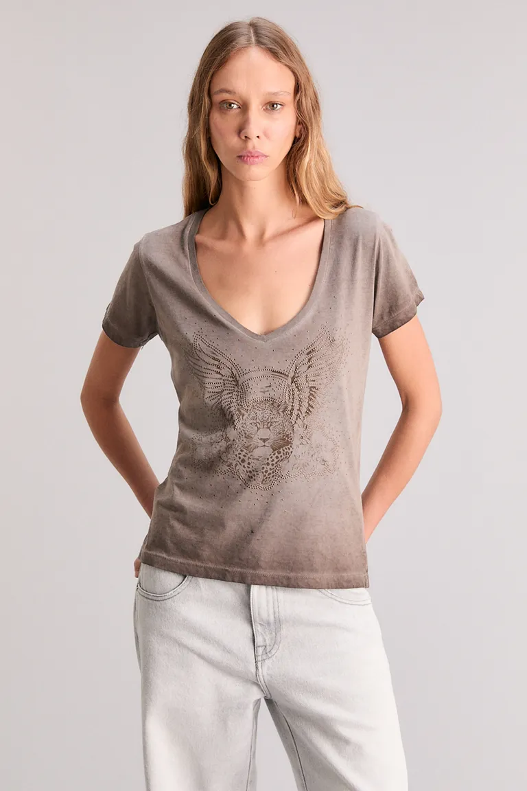 Remera de mujer con estampa exclusiva y detalles customizados de Kosiuko en Remeras para argentina