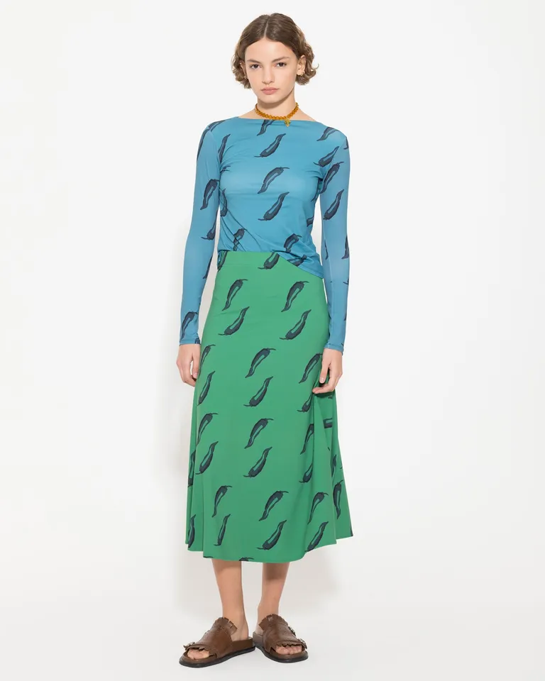 Remera de punto con estampado de plumas en tonos verdes para mujer de Jazmin Chebar en Remeras para argentina