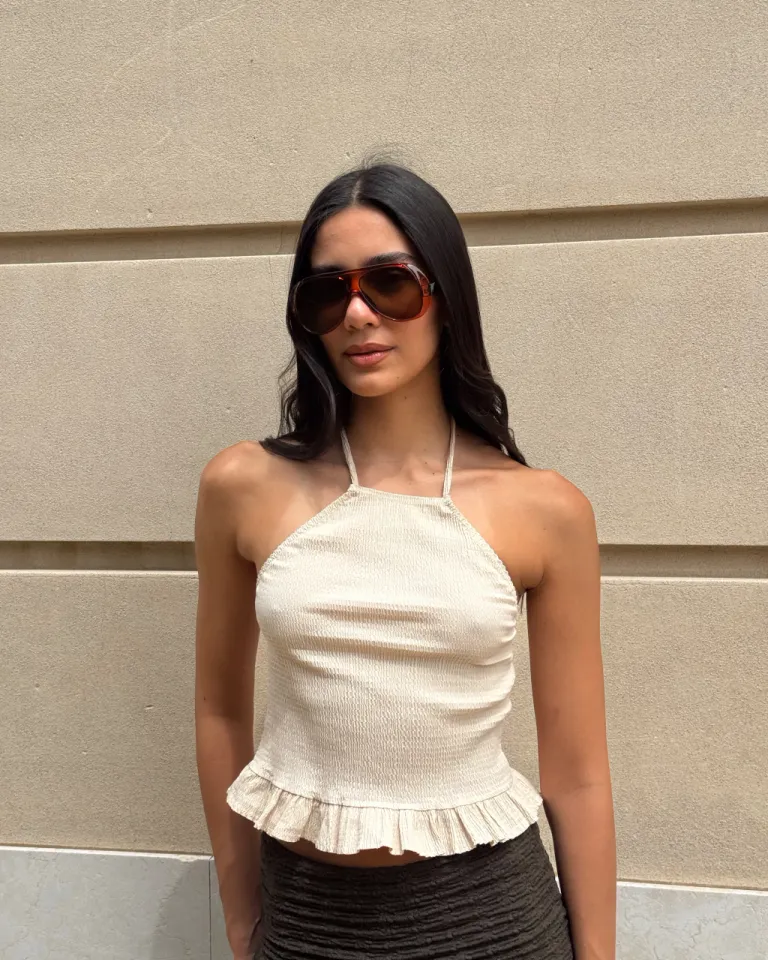 Top con cuello halter y volados en el ruedo, prenda versátil y elegante para el día a día de Audaz en Tops para argentina