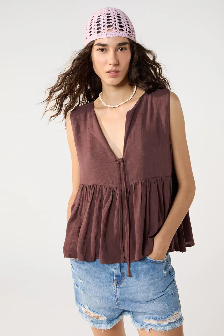 Top de bambula con escote en V y lazo para atar, diseño elegante y femenino de Cuesta Blanca en Tops para argentina