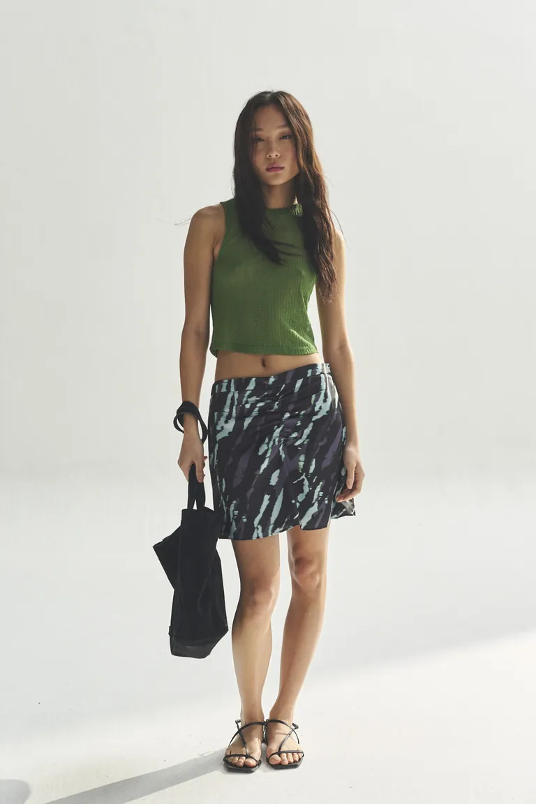 Top sin mangas de color verde, prenda elegante y versátil para lucir un estilo sofisticado de Akiabara en Tops para argentina