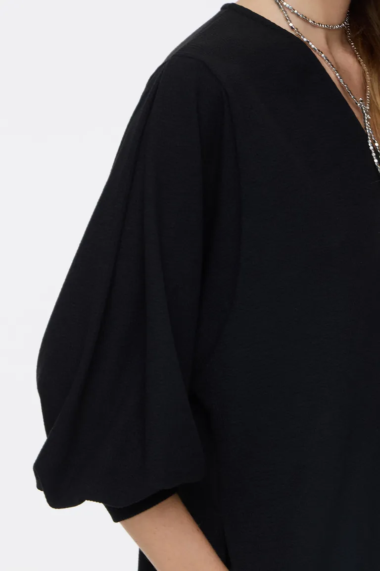 Sweater con escote en v, mangas con frunces, largo escalonado y tajos laterales de Cuesta Blanca en Buzos y Sweaters para argentina