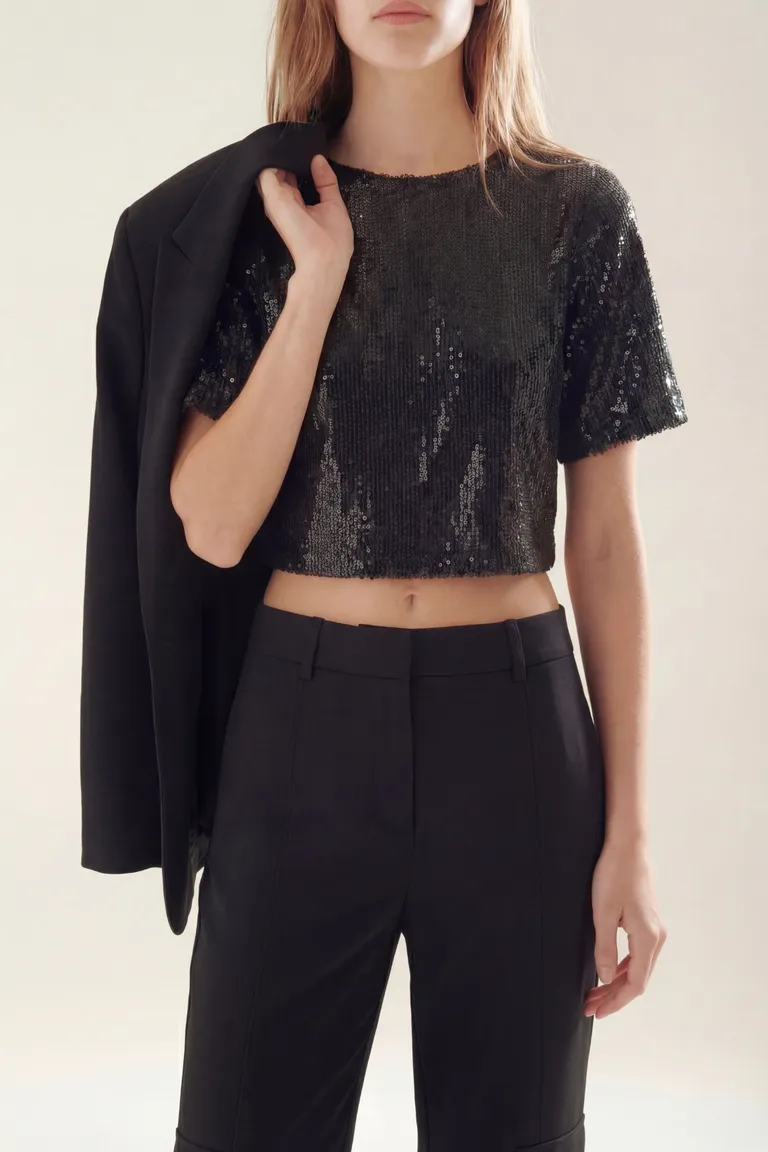 Remera de corte crop con mangas cortas y estilo contemporáneo de Akiabara en Remeras para argentina