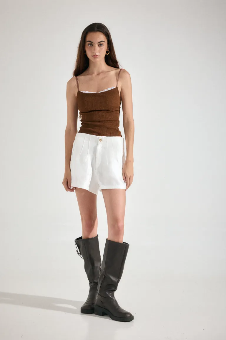 Shorts de tiro alto y pinzas en raso blanco de Audaz en Shorts para argentina