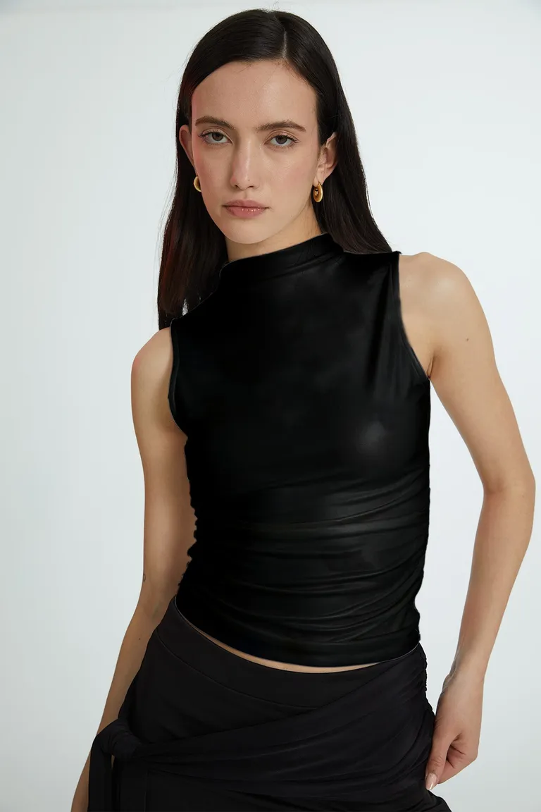 Remera negra de cuello alto y ajuste ceñido al cuerpo de Naíma en Remeras para argentina