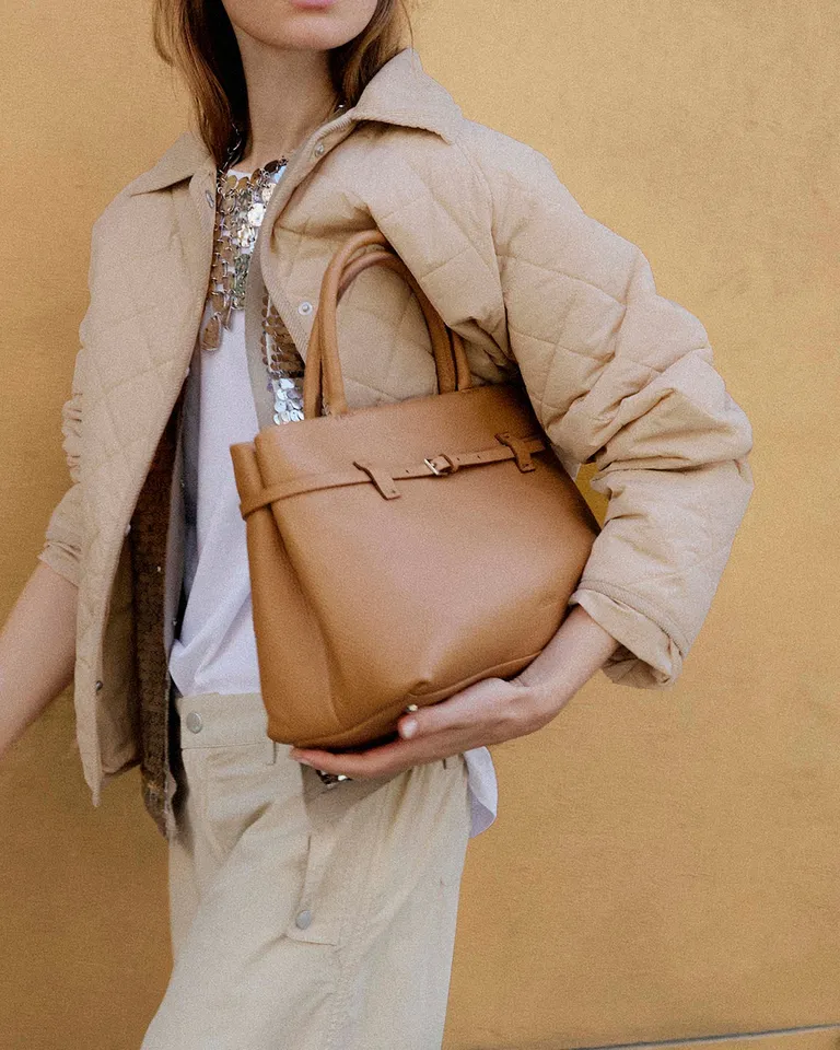 Cartera de mano bay en cuero graneado - Diseño estructurado y clásico de Prüne en Bolsos y Carteras para argentina