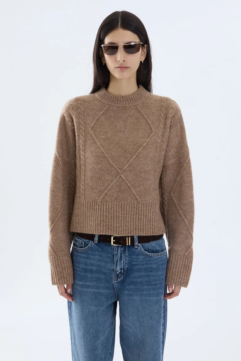 Sweater tejido con cuello alto, mangas amplias y detalle de ochos y trenzas en relieve de Portsaid en Buzos y Sweaters para argentina