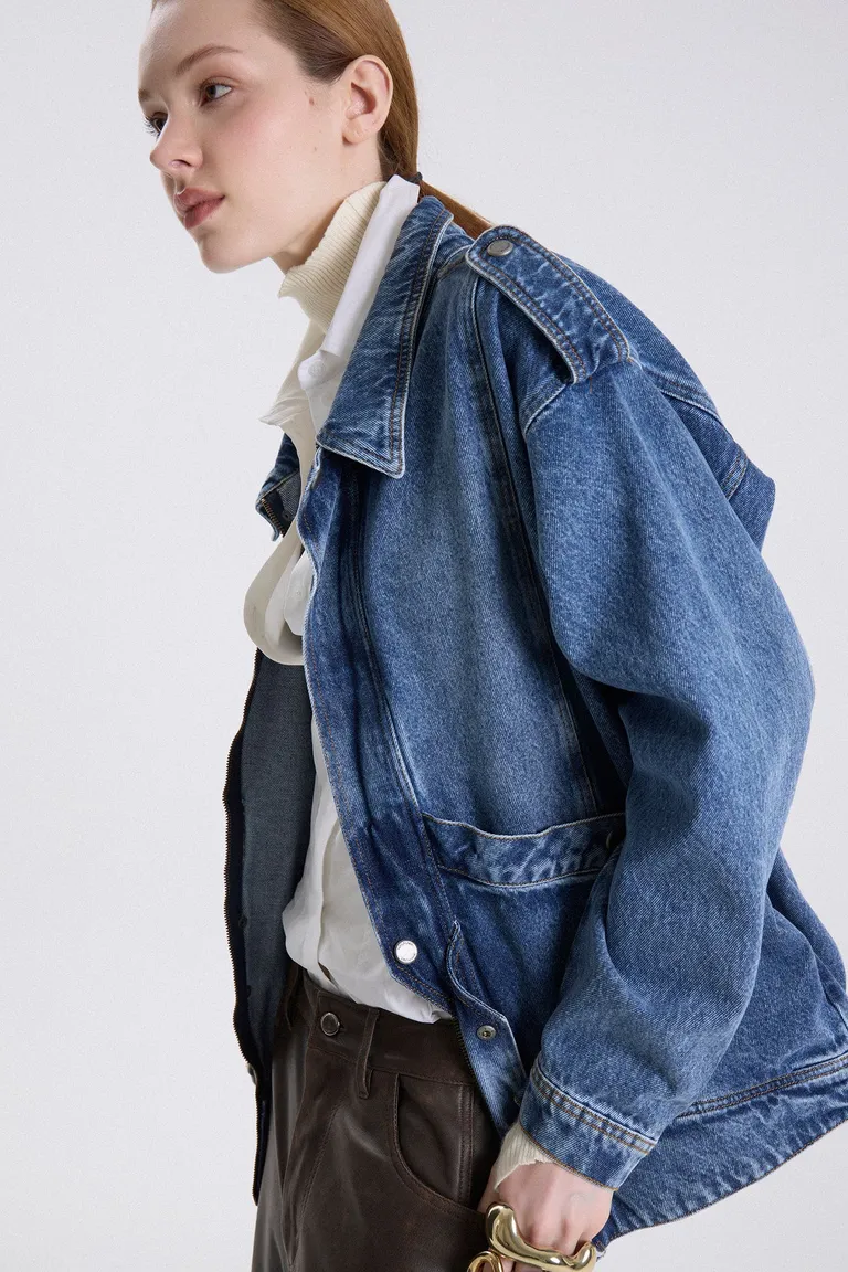 Campera de jean oversized con bolsillos frontales y estructura definida de Maria Cher en Chaquetas para argentina