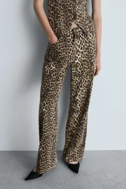 Jeans rectos tiro alto leopardo de Mango en Pantalones para argentina